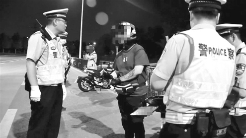 交警对“炸街”少年进行交通安全宣传教育(警方供图)